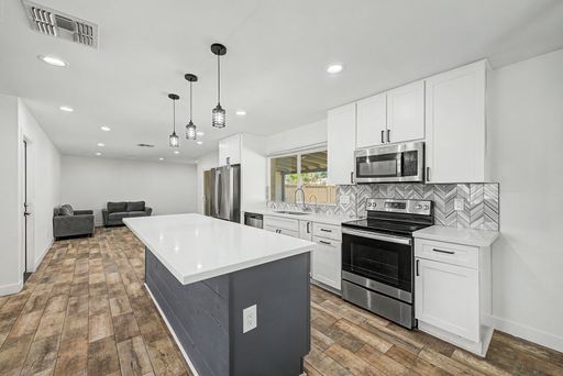 Listing photo thumbnail