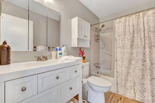 Listing photo thumbnail