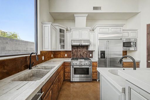 Listing photo thumbnail