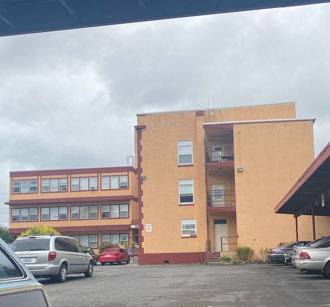 Centralia Apartment: 522 N Iron St