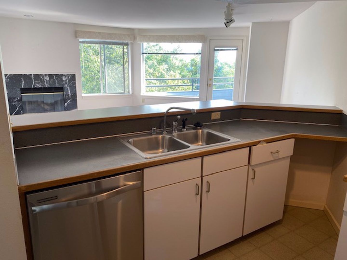 Kirkland Apartment: 255 4th Ave