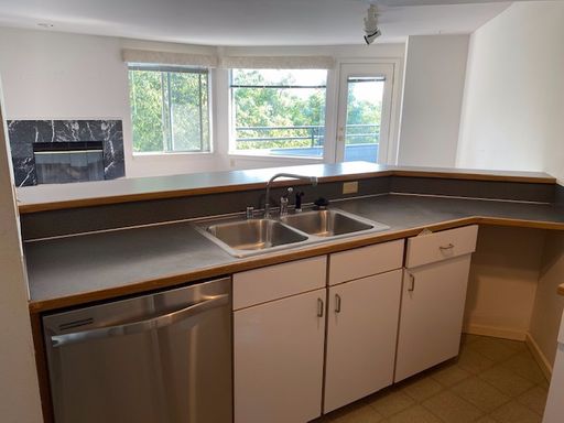 2B/2BA + Den - In The Heart of Downtown Kirkland – photo 1