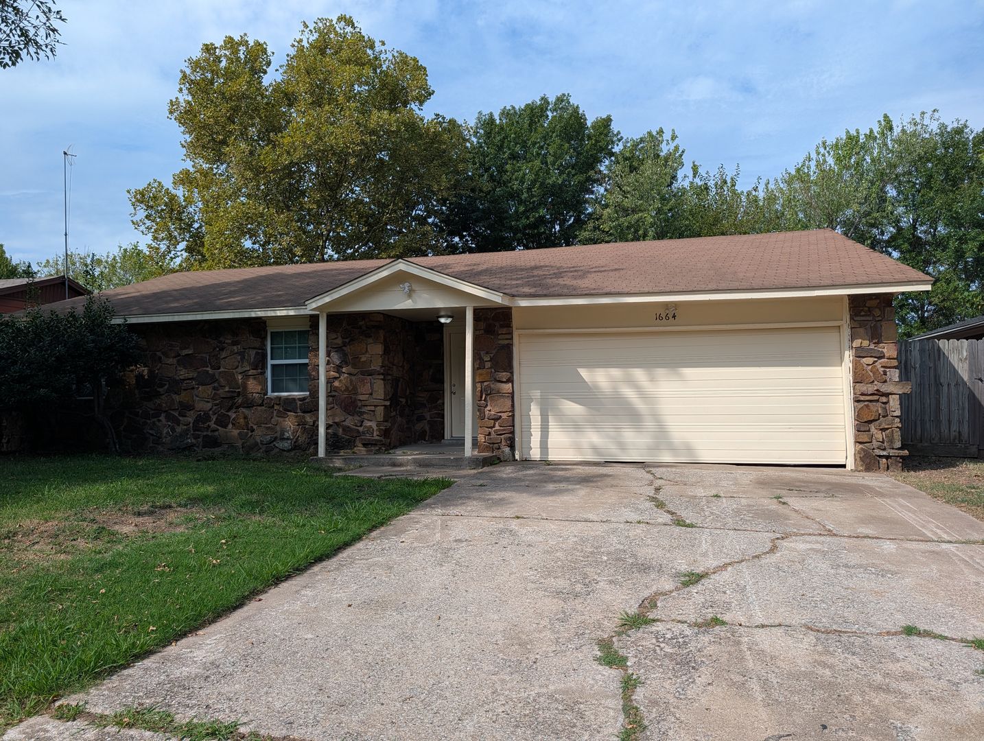 Broken Arrow House: 1664 S Pecan Pl