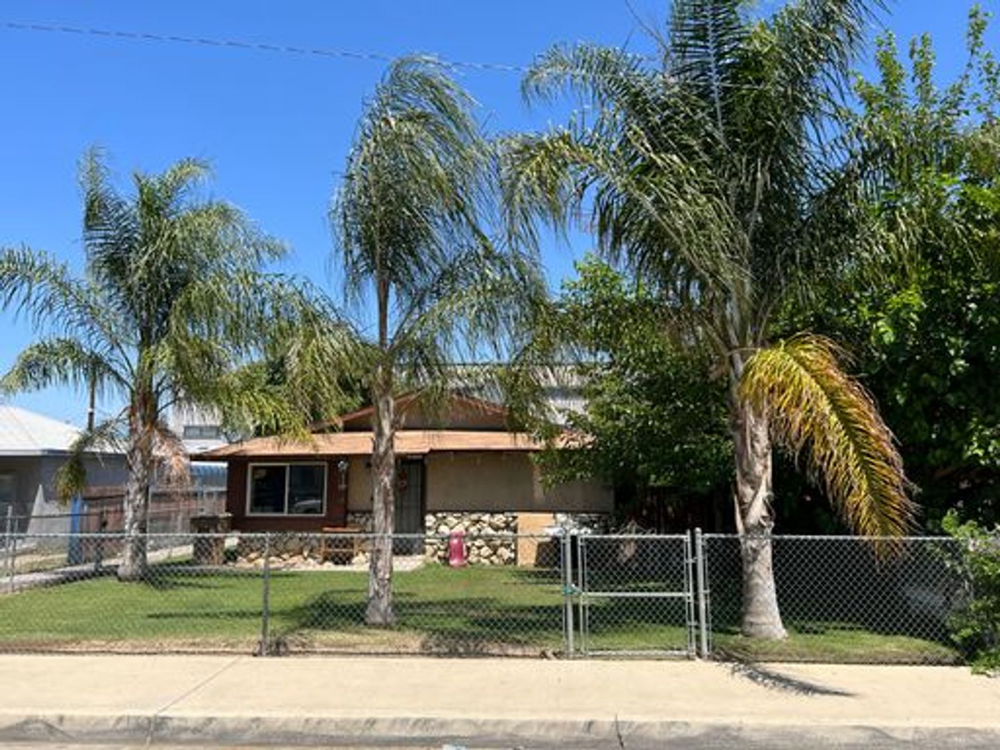 Bakersfield Apartment: 630 33rd St