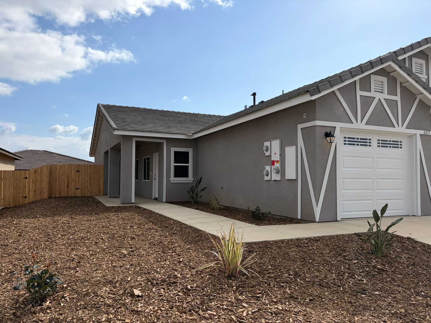 Bakersfield Apartment: 6011 Cougar Trail