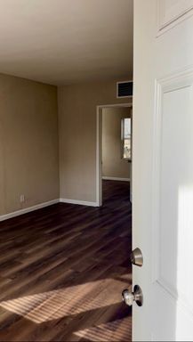 Cute 1Bedroom 1Bathroom Centrally located Won't Last. All brand new with a Brand New HVAC $1125Rent and $1125Deposit – photo 1