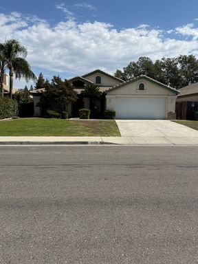 Beautiful Home in Fairway Oaks - oway Dr & Marby Grange Area - Northwest Bakersfield – photo 1