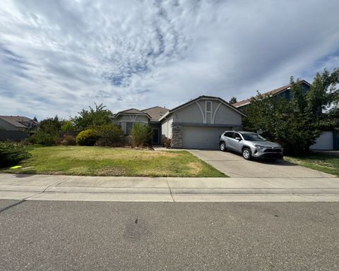 Located in a great neighborhood, 3 bedroom, 2-bath home with a 2-car garage. – photo 1