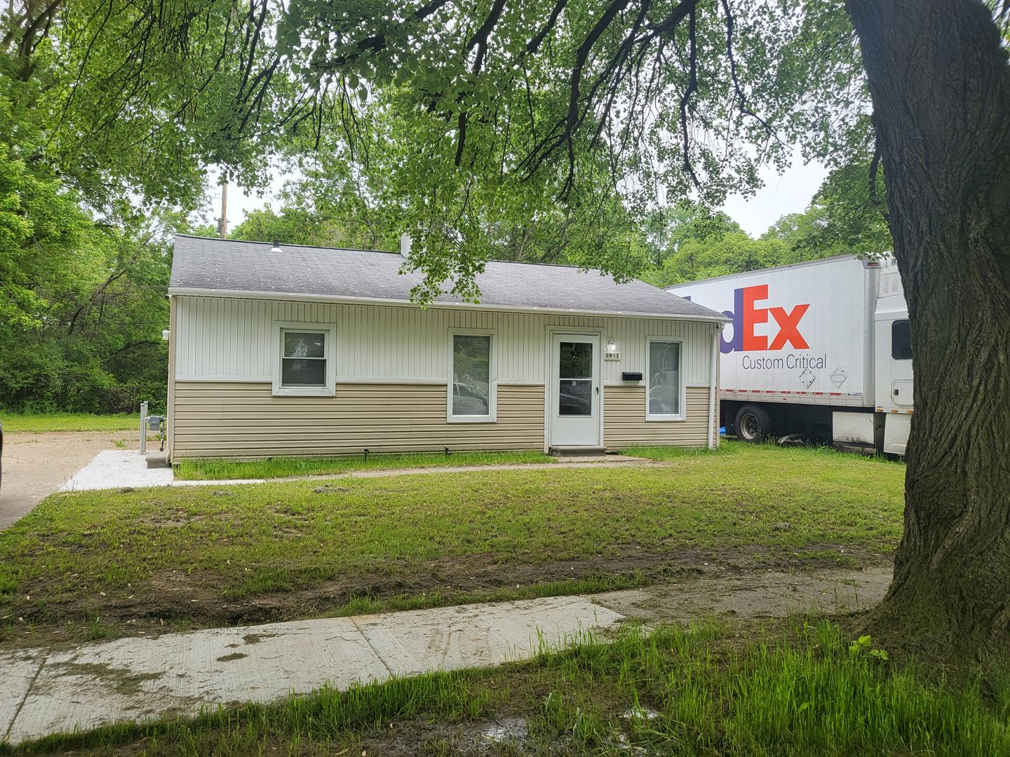 Flint House: 6913 Cecil Dr