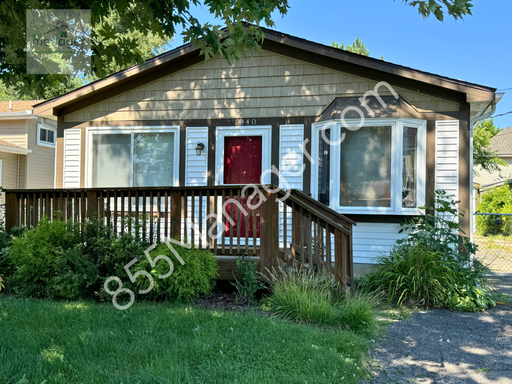 Lakeside Luxury: Newly Renovated 3-Bedroom Home with Elizabeth Lake Access! – photo 1