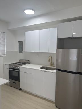 Fully Remodeled 1-Bedroom Apartment – Great Location! – photo 1