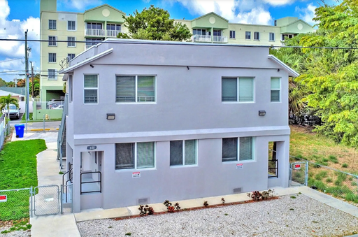 Beautifully Remodeled 2 Bedroom, 1 Bath Apartment in Prime Location – photo 1
