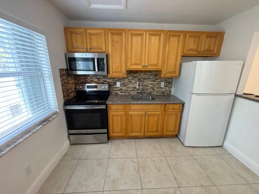 2 bed / 1 bath Available – photo 1