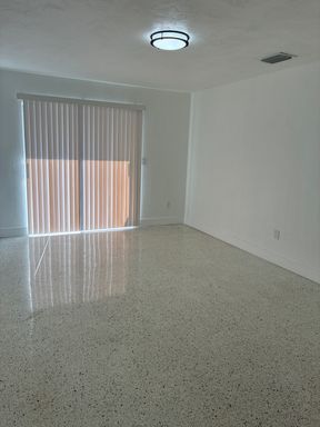 2 Bed/ 1 Bath - Great location - Central A/C + Parking – photo 1