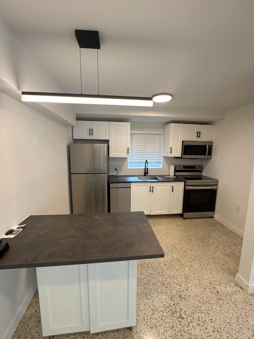 Miami Apartment: 560 NW 1st ST