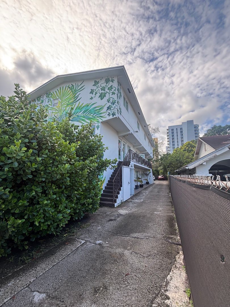 Miami Apartment: 560 NW 1st ST