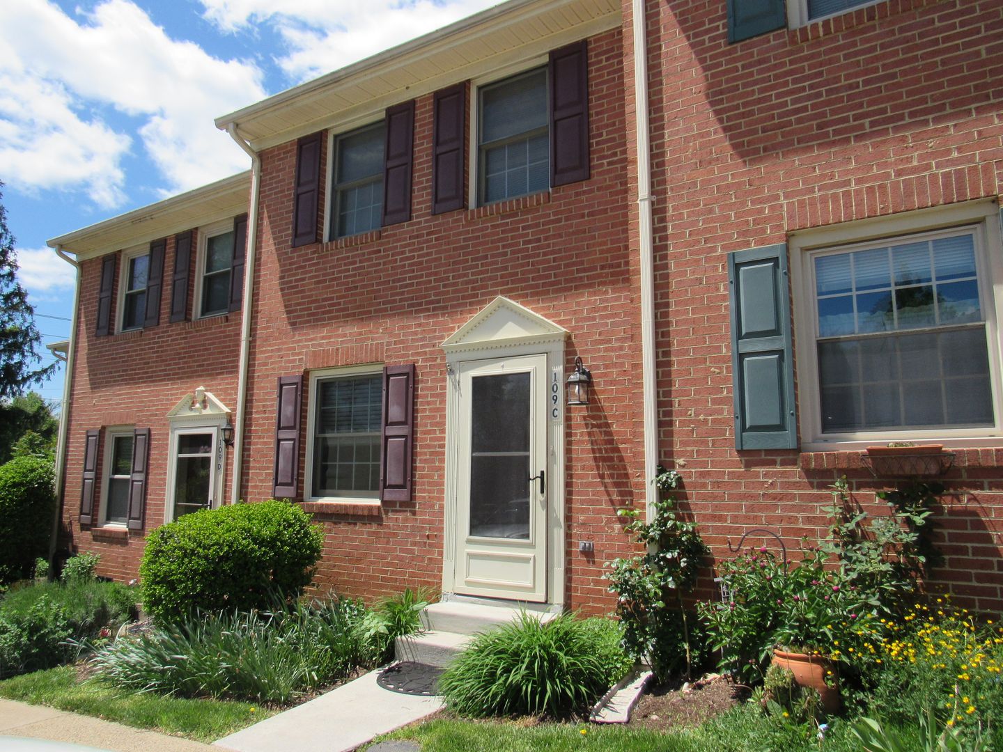 Leesburg Townhome: 109 Davis Avenue SW