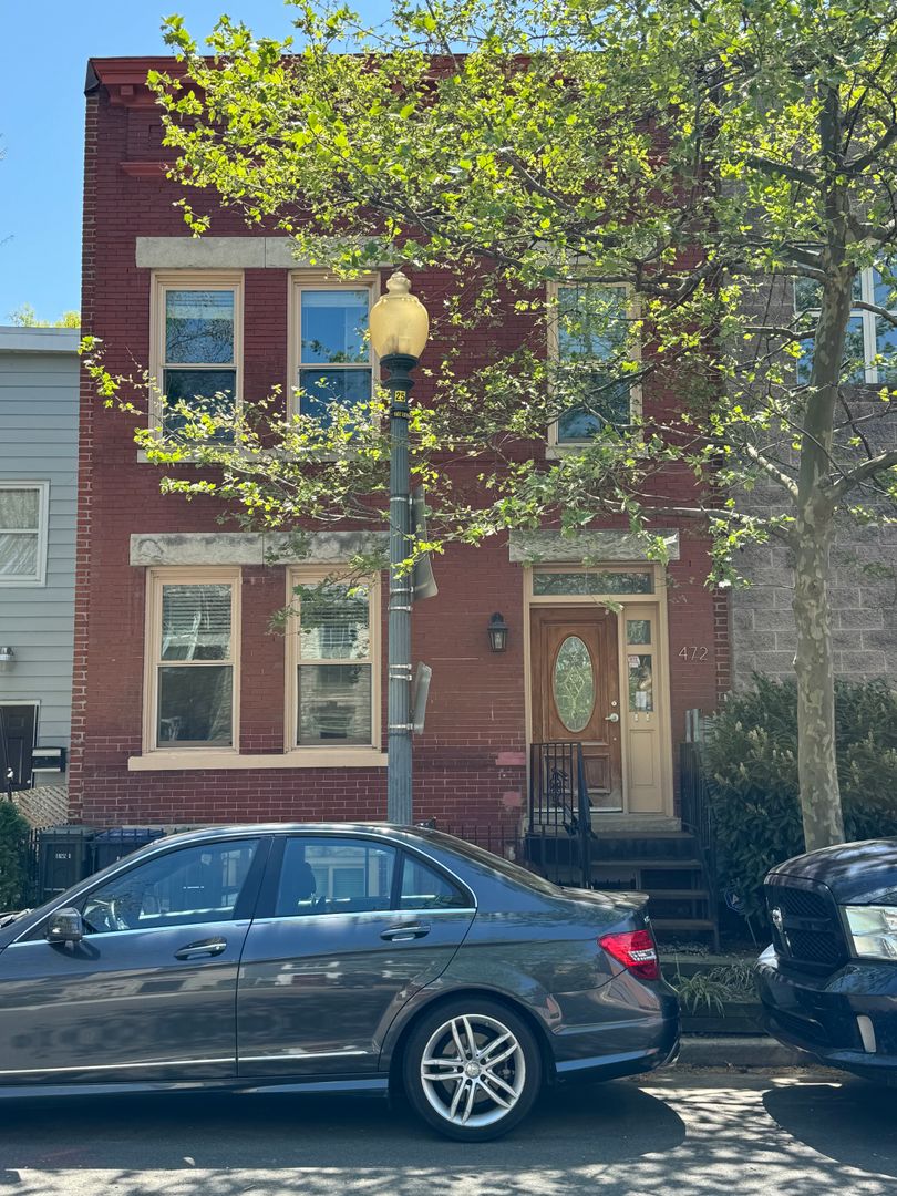 Washington Apartment: 472 Ridge Street NW