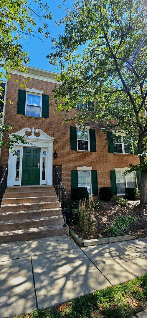 Leesburg House: 130 Fort Evans Rd SE #C