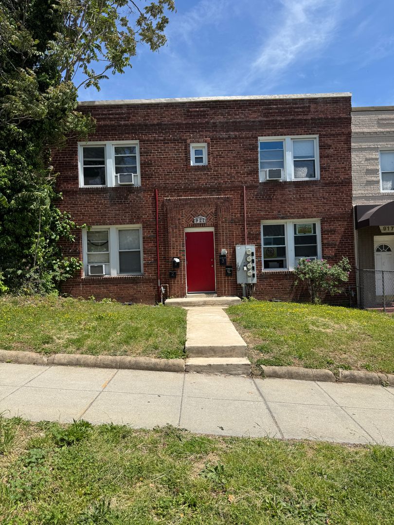 Washington Apartment: 921 19th Street NE