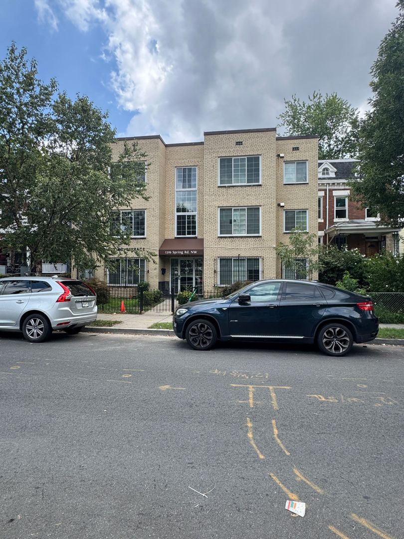 Washington Apartment: 1316 Spring Road NW