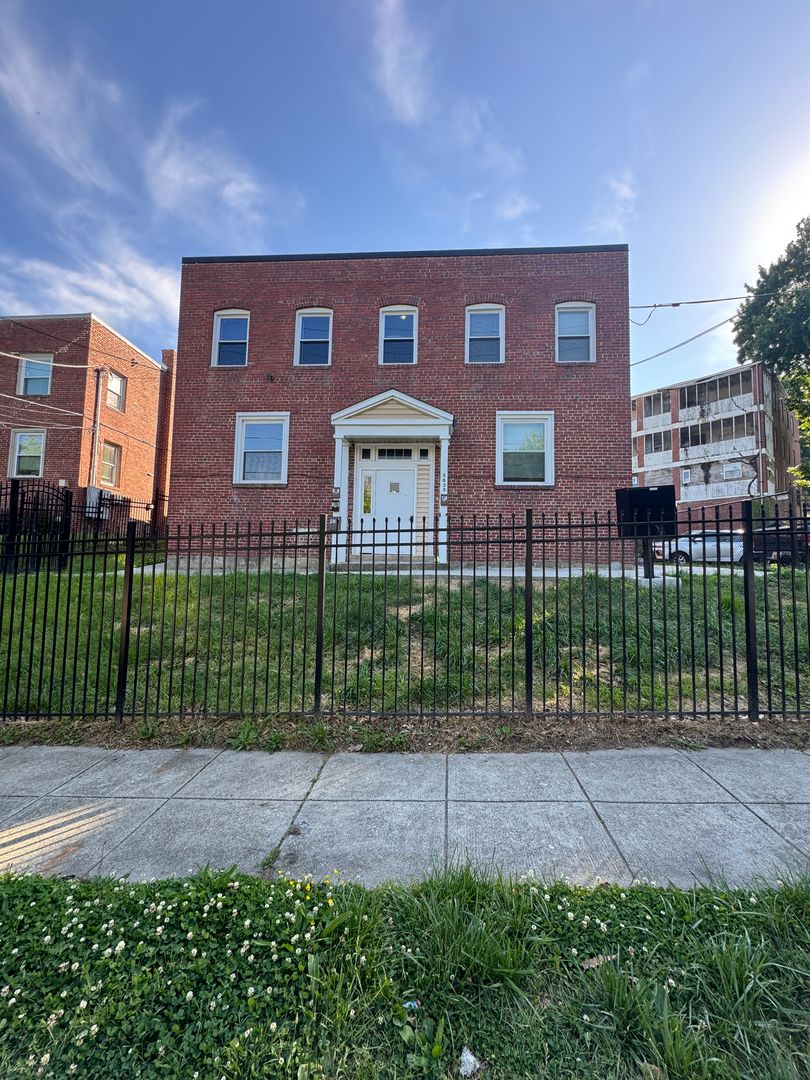 Washington Apartment: 3035 30th Street SE