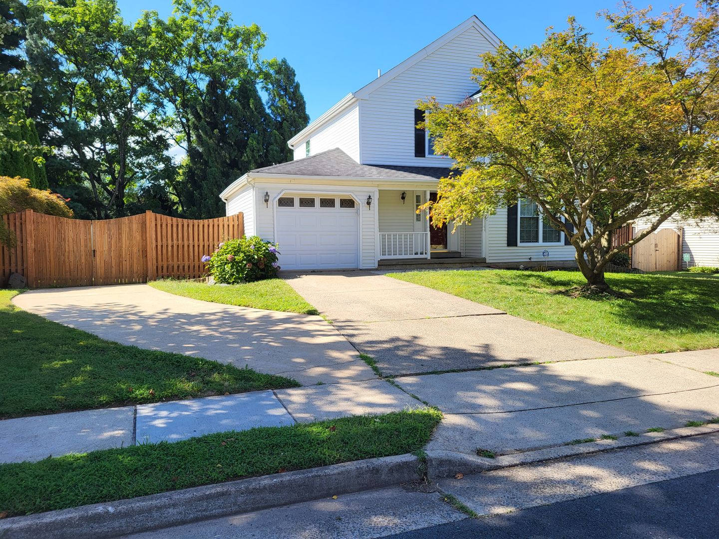Leesburg House: 805 Cattail Lane NE