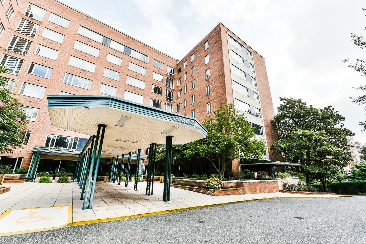 Spacious 2 Bedroom, 2 bath condo. Enjoy beautiful and breathtaking views of the Cathedral from the roof deck!  Utilities and parking included in rent!