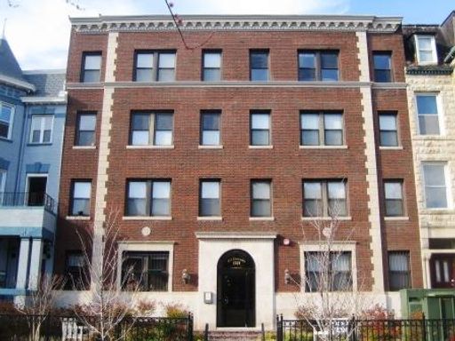 Sleek and Updated Studio Apartment W/Full Sized Kitchen, Hardwood Flooring, Pets Welcomed, Extra Storage & More! – photo 1