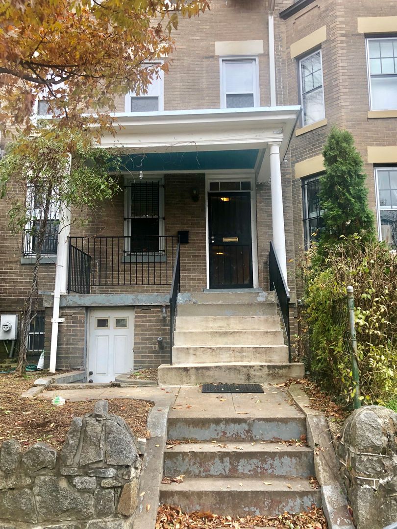 Washington House: 728 Rock Creek Church Road NW