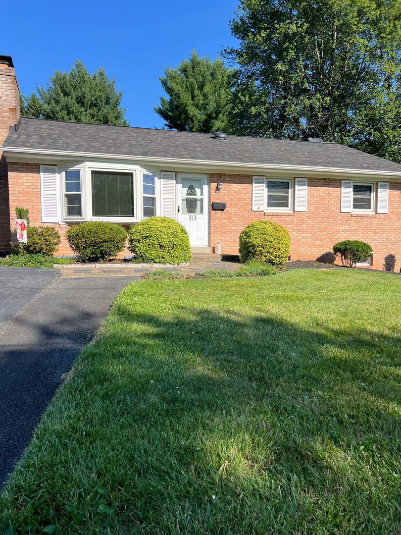 Leesburg House: 313 Valley View Avenue SW