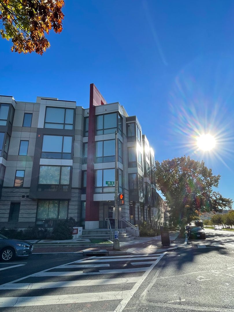 Washington Condo: 1500 Pennsylvania Avenue SE