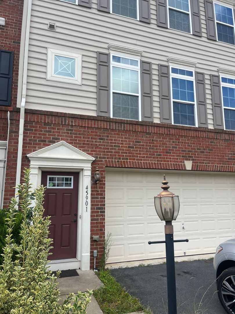 Sterling Townhome: 45901 Peach Oak Terrace