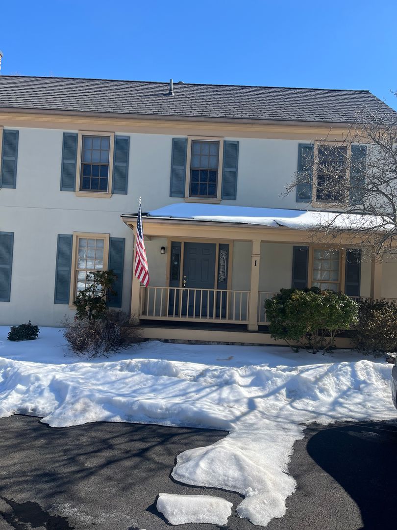 Leesburg House: 1 Linden Hill Way SW