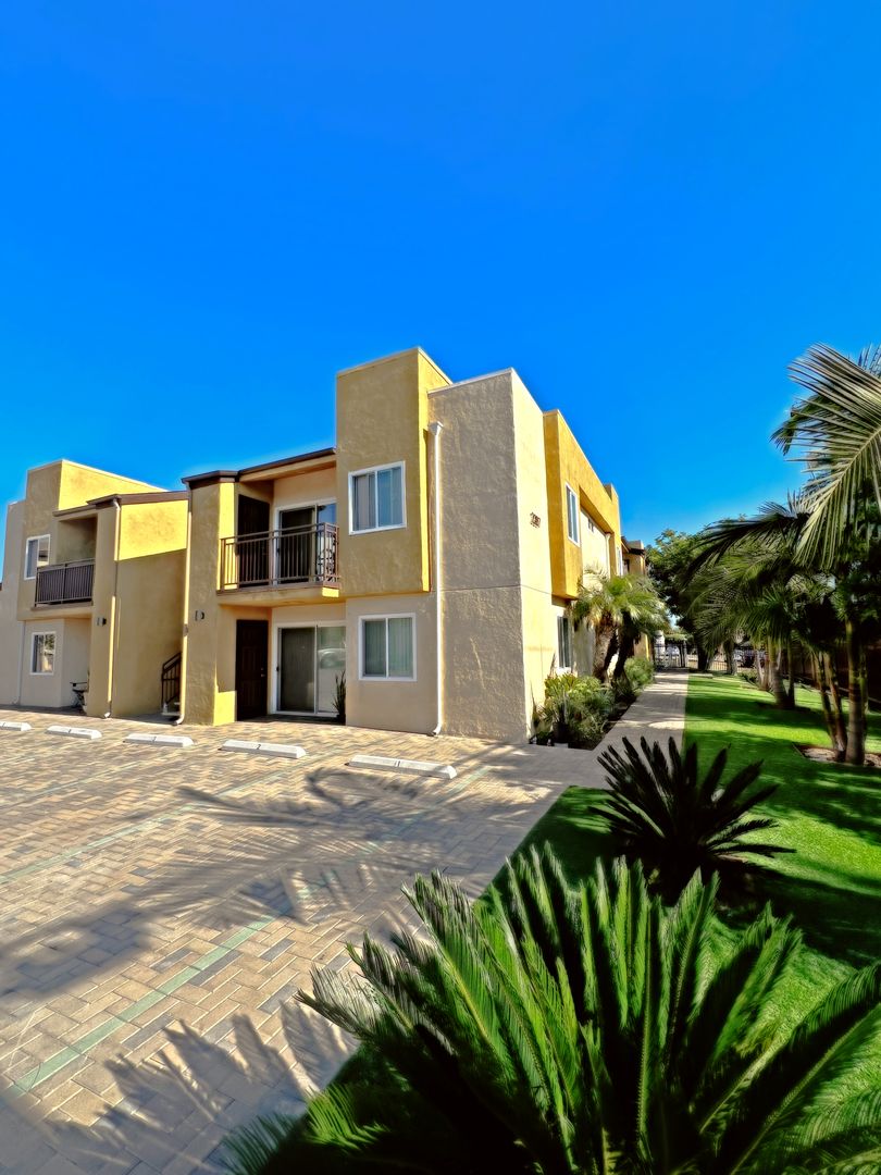 San Diego Apartment: 2284 and 2287 Dunlop Street