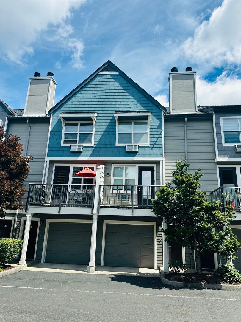 Vancouver House: 1712 SE Halyard Lane