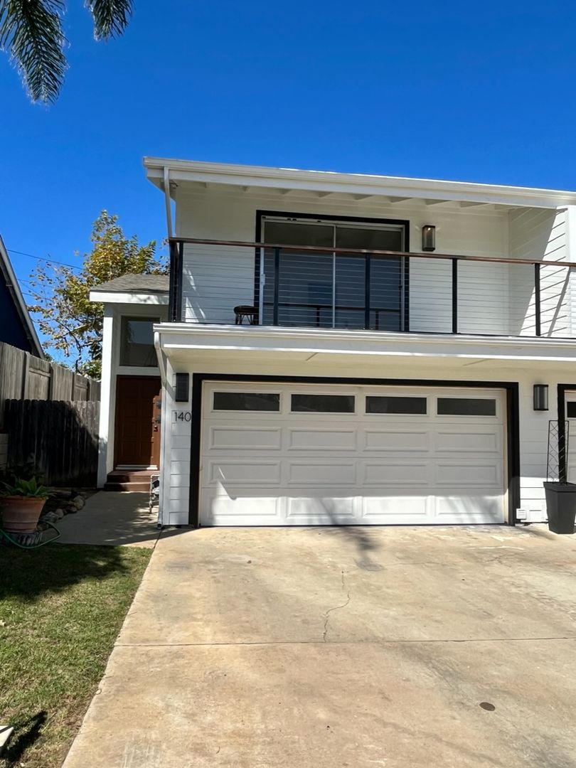 Encinitas House: 140 Coop St