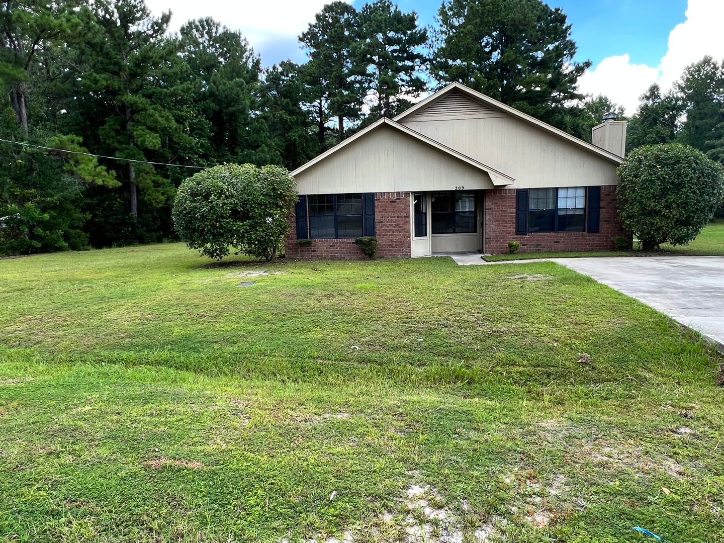 Allenhurst House: 209 Hunters Branch Drive