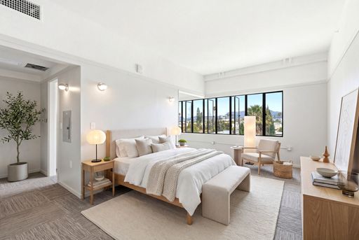 **MOVE IN SPECIALS** REMODELED STUDIO IN MELROSE HILL – photo 1