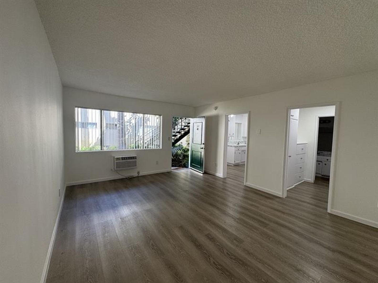 Granada Hills Apartment: 10520 Balboa Blvd.