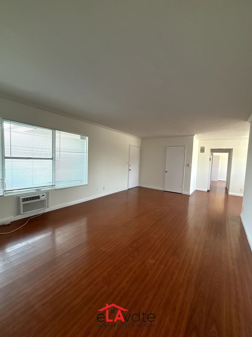 Beverly Hills Apartment: 240 S Doheny Dr.