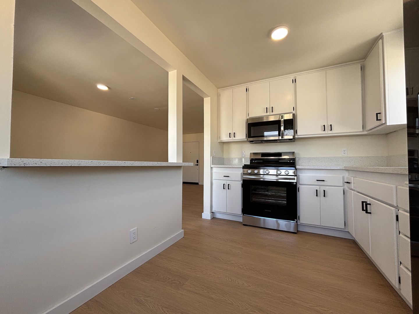 Los Angeles Apartment: 6079 La Prada St