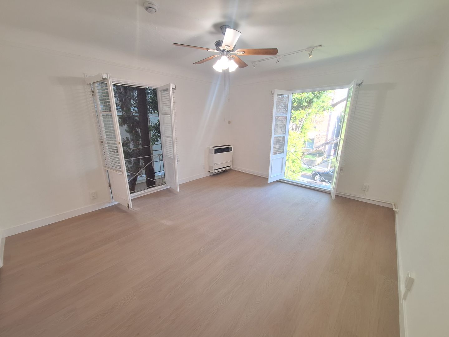 Beverly Hills Apartment: 129 S Oakhurst Dr.