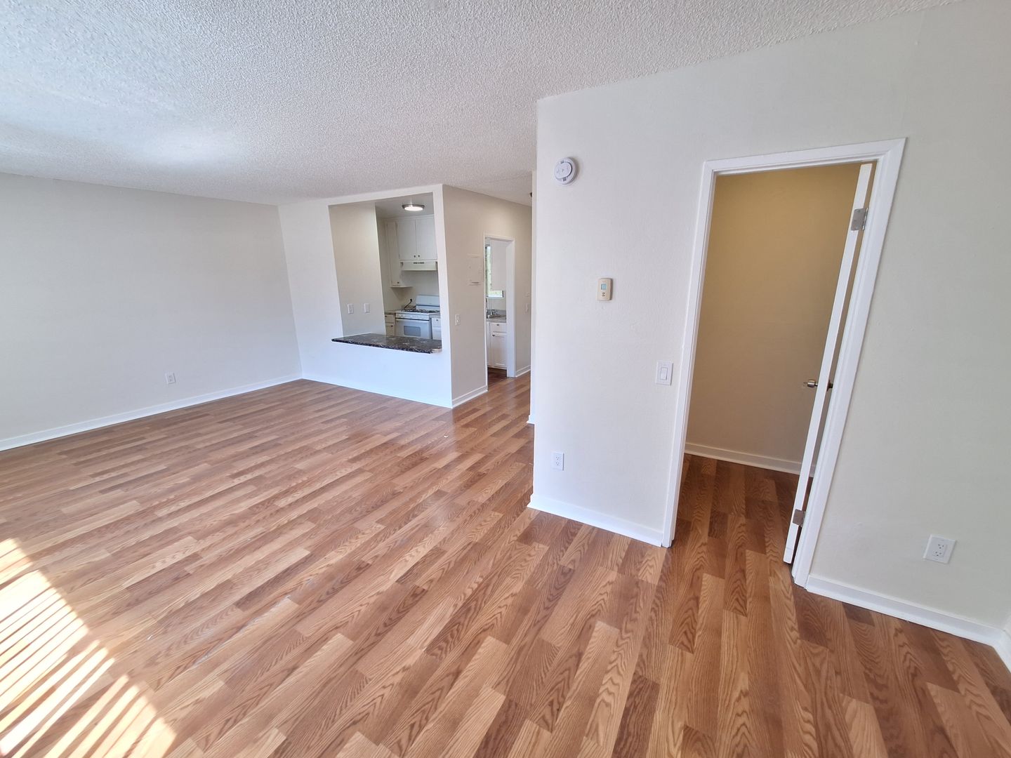 Winnetka Apartment: 6815 Kelvin Ave.