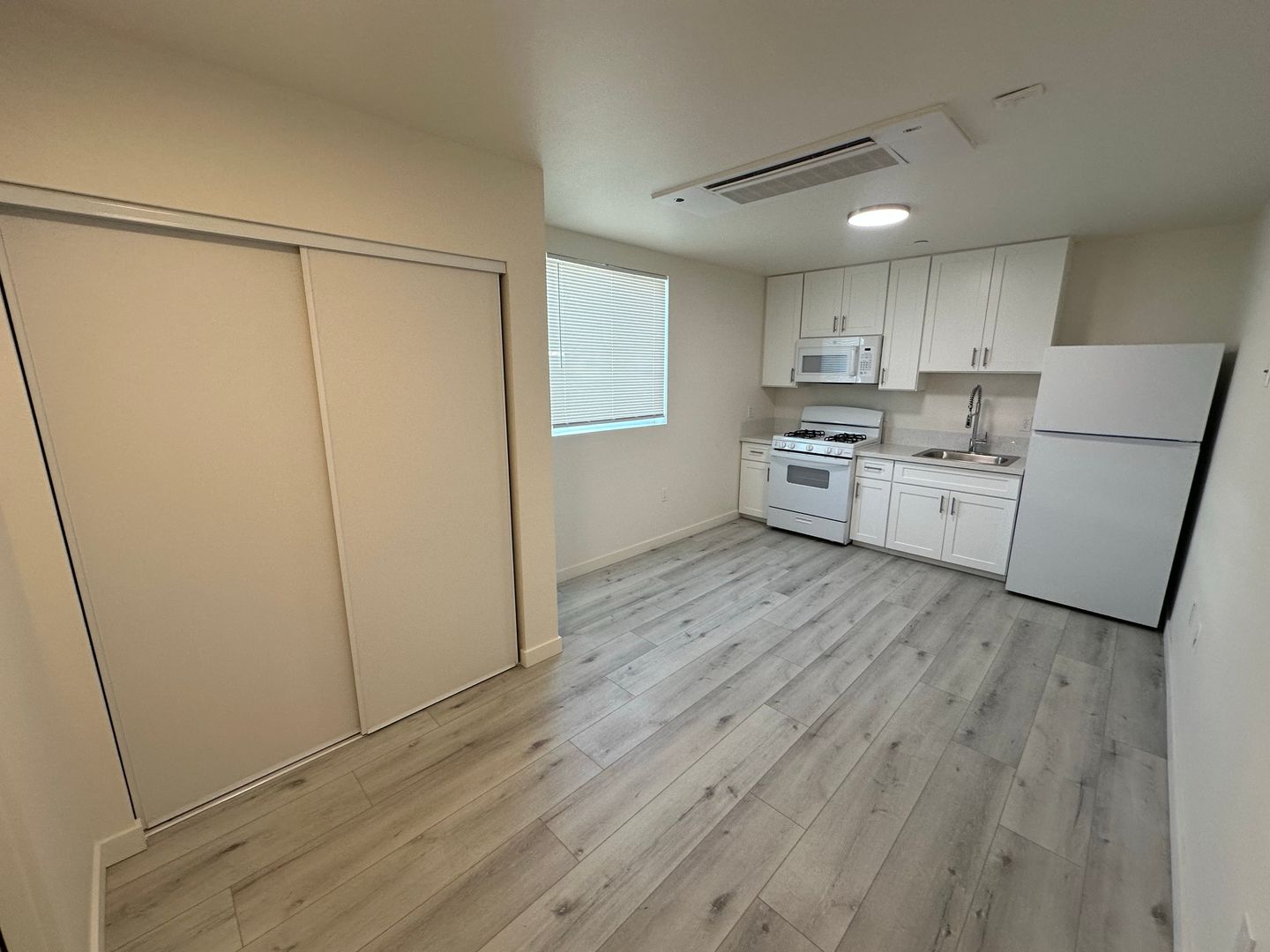 Los Angeles Apartment: 1120 E 25th St.