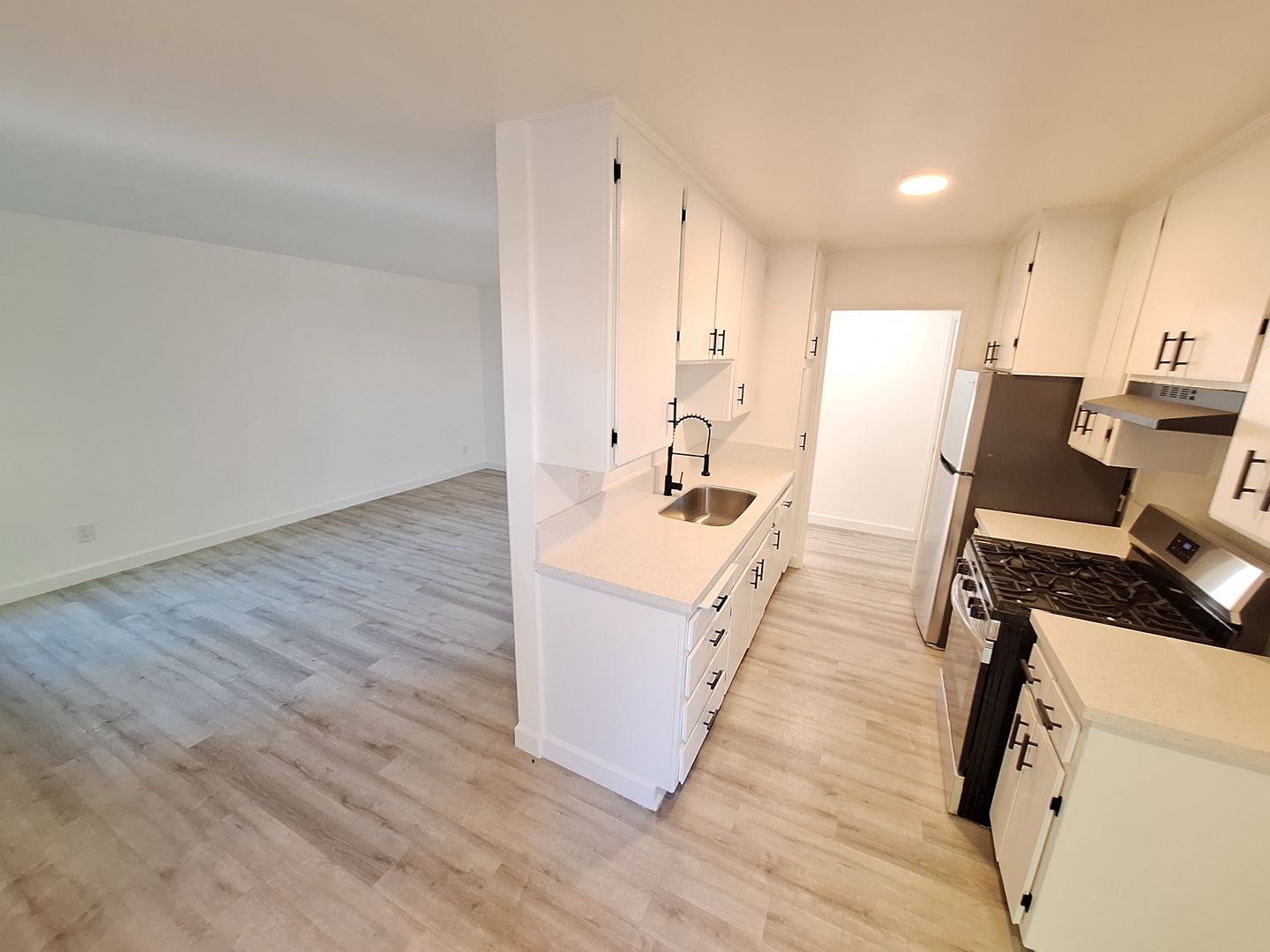 North Hollywood Apartment: 11744 Runnymede St