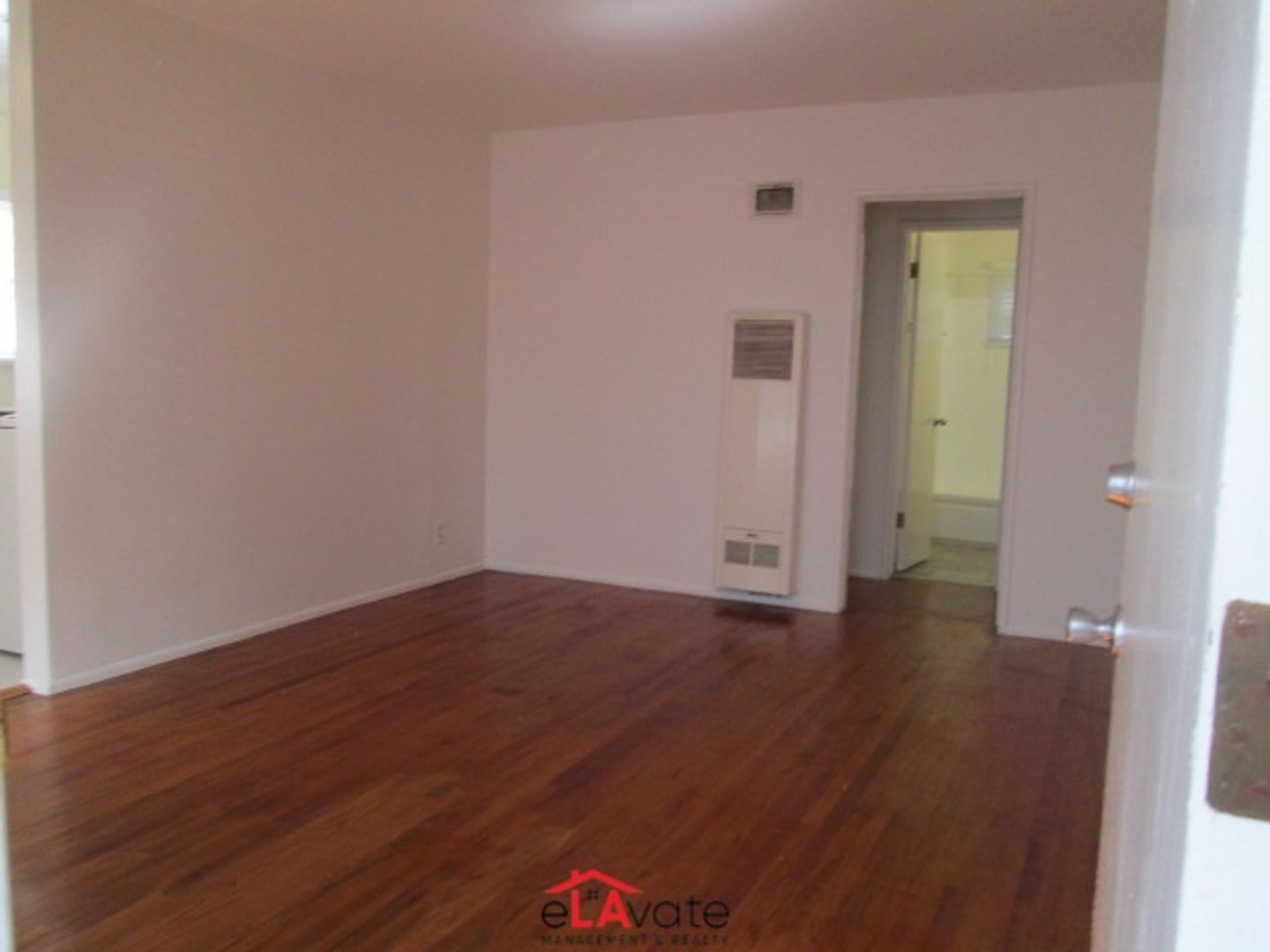 Santa Monica Apartment: 1025 17th St.