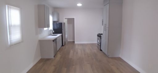 Spacious 1 Bedroom with Updated Kitchen & Plenty of Natural Light – photo 1