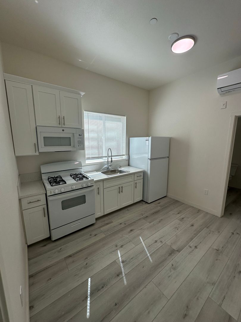 Los Angeles Apartment: 1120 E 25th St.