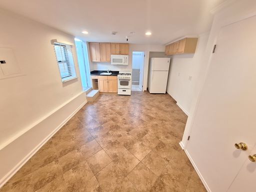 Spacious 1-Bedroom Apartment with Private Patio **2 Weeks Free Rent** – photo 1